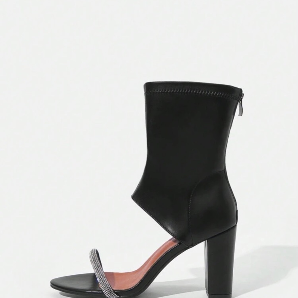 Elegant Black Heeled Boots